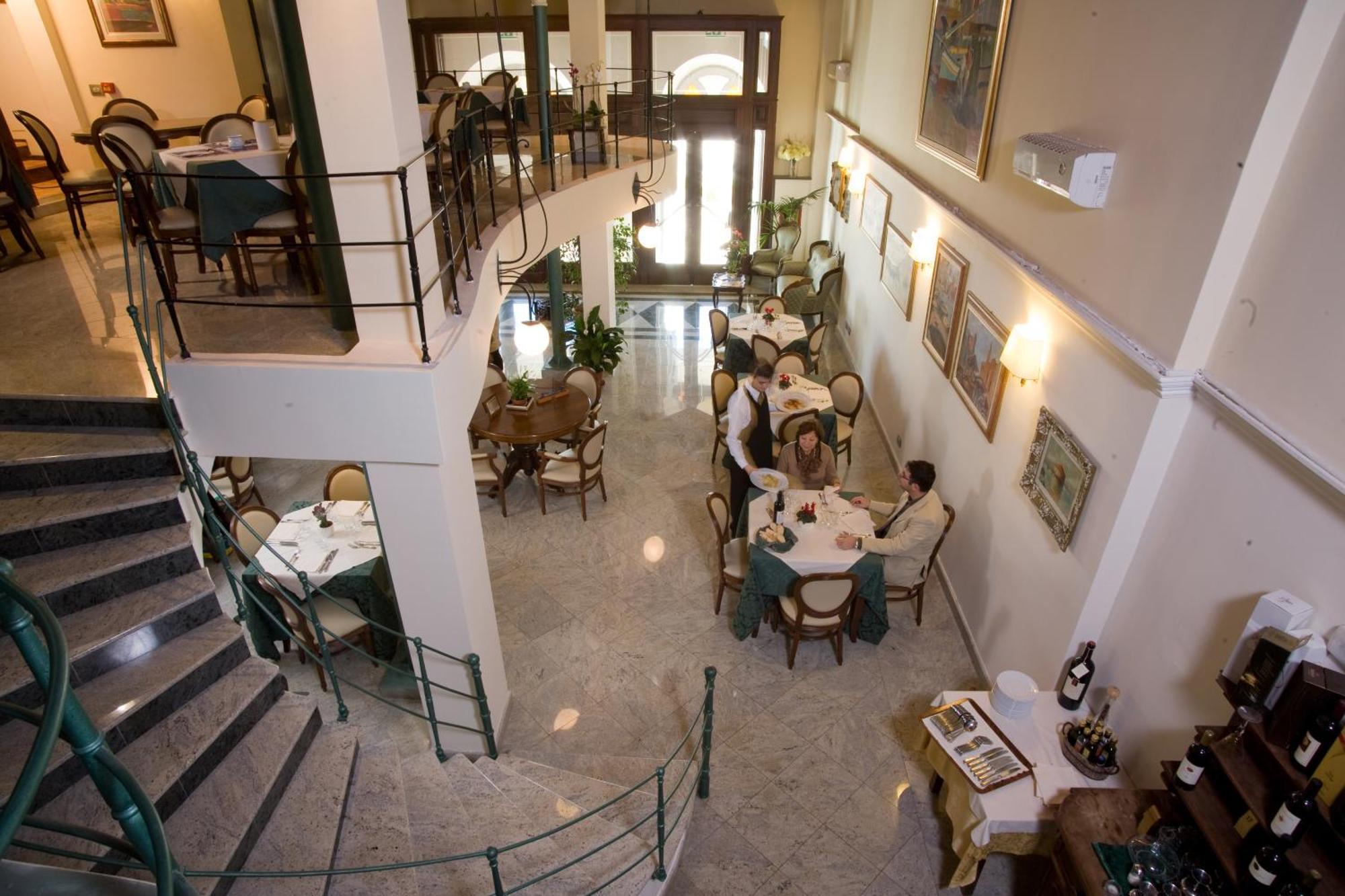 Hotel Hieracon كارلوفورتي المظهر الخارجي الصورة